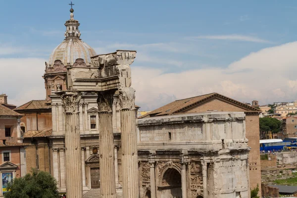 Byggnaden ruiner och antika kolonner i Rom, Italien — Stockfoto