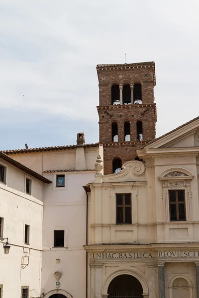 Rome, Italië. Tibereiland (isola tibertina), uitzicht op de basiliek van st. Bartholomeüs op het eiland. Ripa district. — Stockfoto