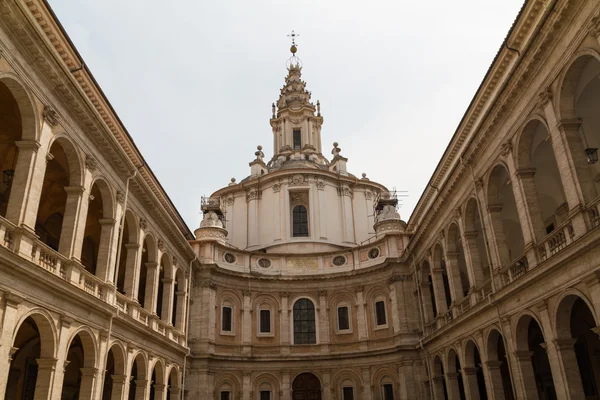 Stor kyrka i centrala Rom, Italien. — Stockfoto