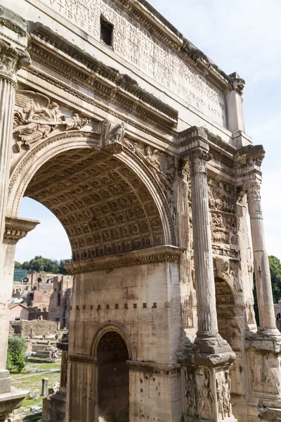 Bina kalıntıları ve antik sütunlar, Roma, İtalya — Stok fotoğraf