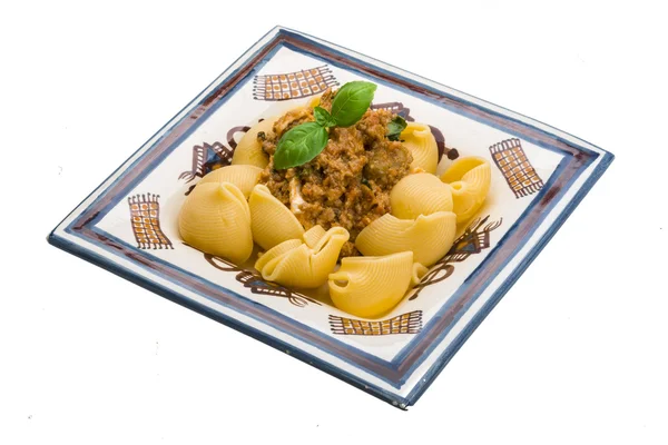 Lumaconi mit Schweinefleisch und Basilikum — Stockfoto