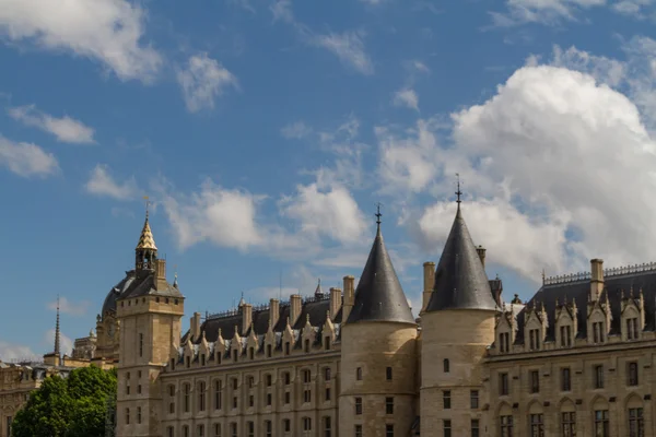 Историческое здание Парижа — стоковое фото