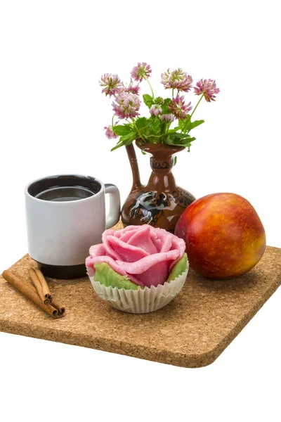 Frukost med kaffe, marsipan och persika — Stockfoto