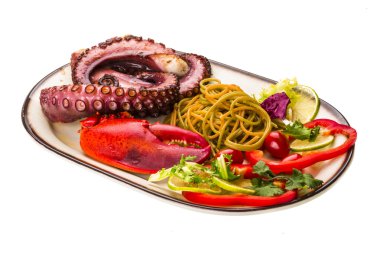 Ahtapot ve ıstakoz bacak ile deniz ürünleri makarna