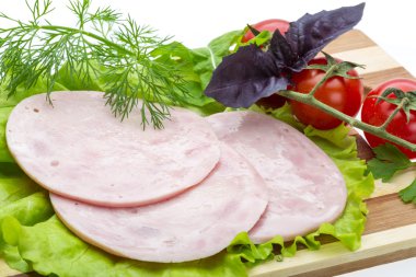 sosis salata ve fesleğen ile