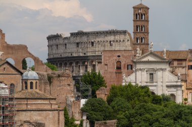Bina kalıntıları ve antik sütunlar, Roma, İtalya