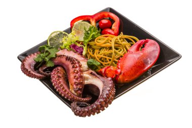 Ahtapot ve ıstakoz bacak ile deniz ürünleri makarna