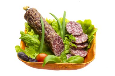 Olgun salam salata, fesleğen, soğan ve domates ile