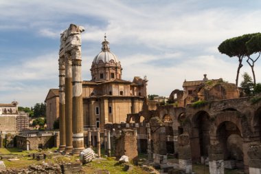 Bina kalıntıları ve antik sütunlar, Roma, İtalya