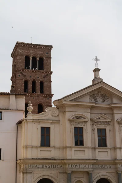 Rome, Italië. Tibereiland (isola tibertina), uitzicht op de basiliek van st. Bartholomeüs — Stockfoto