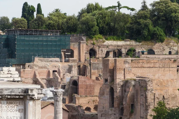 Bina kalıntıları ve antik sütunlar, Roma, İtalya — Stok fotoğraf