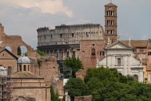 Bina kalıntıları ve antik sütunlar, Roma, İtalya