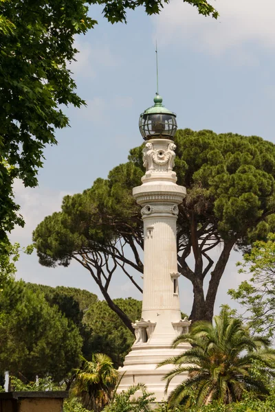 Roma, İtalya, ağaçların arasındaki küçük deniz feneri — Stok fotoğraf