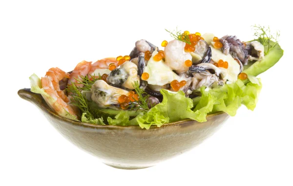Zeevruchten salade met rode kaviaar in avocado — Stockfoto