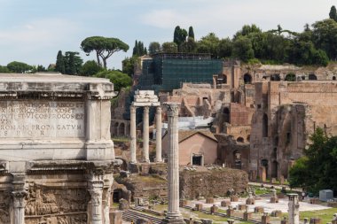 Bina kalıntıları ve antik sütunlar, Roma, İtalya