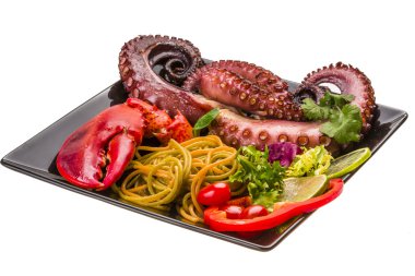 Ahtapot ve ıstakoz bacak ile deniz ürünleri makarna