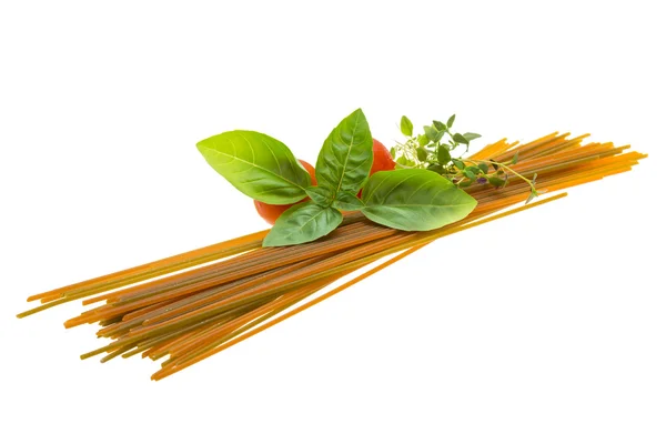 Färg spaghetti med tomat, basilika och timjan — Stockfoto