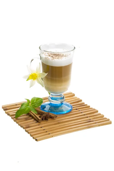 Kaffee spät mit Blüte, Minze, Sternanis und Zimt — Stockfoto