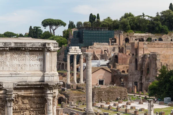 Edificio de ruinas y antiguas columnas en Roma, Italia —  Fotos de Stock