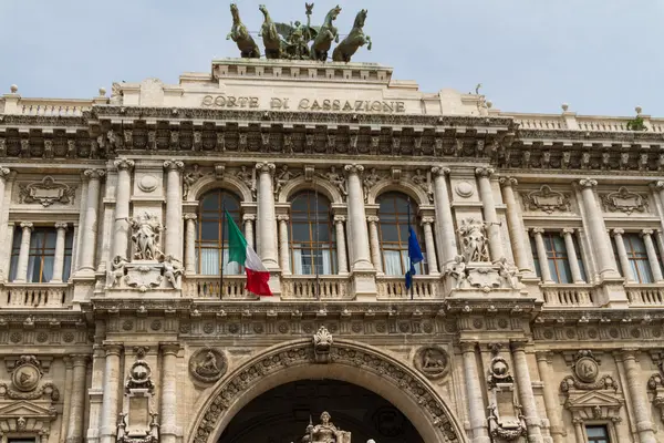 Rome, Włochy. typowe formy architektoniczne starego miasta — Zdjęcie stockowe