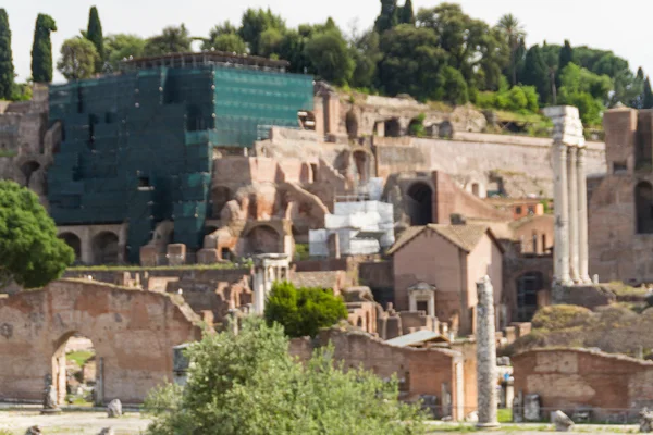 Edificio de ruinas y antiguas columnas en Roma, Italia — Foto de Stock