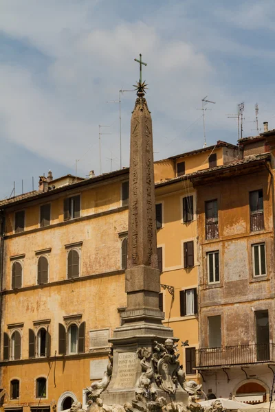 Rome, Włochy. typowe formy architektoniczne starego miasta — Zdjęcie stockowe