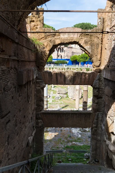 Edifício ruínas e colunas antigas em Roma, Itália — Fotografia de Stock