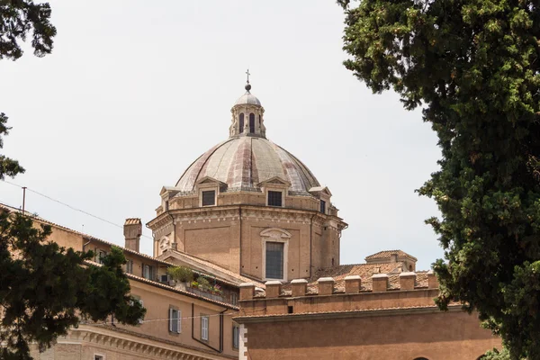 Gran iglesia en el centro de Roma, Italia . — Foto de Stock