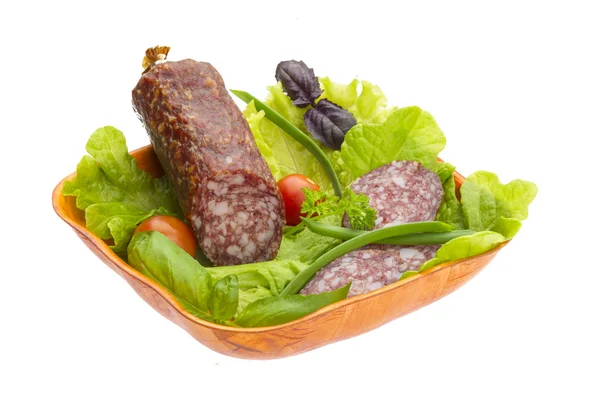 Mogen salami med sallad, basilika, lök och tomat — Stockfoto