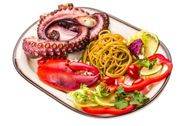 Ahtapot ve ıstakoz bacak ile deniz ürünleri makarna