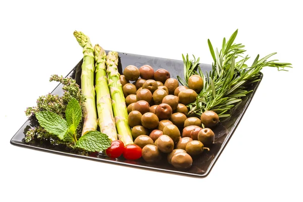 Olijven, asperges, rozemarijn, munt, tijm en tomaat — Stockfoto