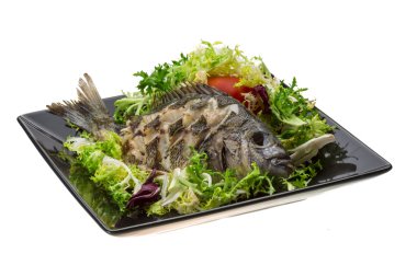 ızgara tilapia ile salata