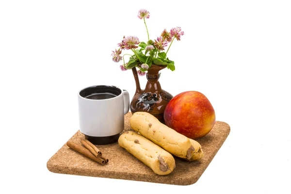 Ontbijt maken koffie en éclair — Stockfoto