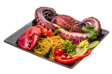 Ahtapot ve ıstakoz bacak ile deniz ürünleri makarna