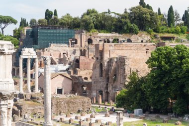 Bina kalıntıları ve antik sütunlar, Roma, İtalya