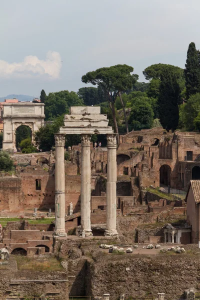 Edificio de ruinas y antiguas columnas en Roma, Italia —  Fotos de Stock
