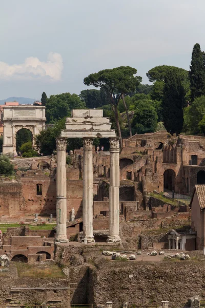 Edifício ruínas e colunas antigas em Roma, Itália — Fotografia de Stock