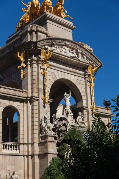 Barcelona ciudadela park lake brunnen mit goldenen quadriga von polarlichtern — Stockfoto