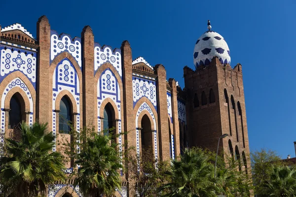 Plaza de toros de Barcelona La Monumental detalle huevo de mosaico en Gran vía —  Fotos de Stock