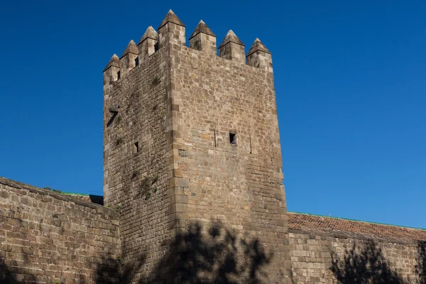 Oude muur en toren van barcelona stad — Stockfoto