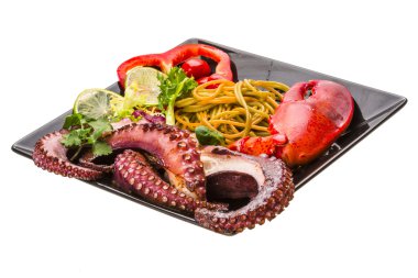 Ahtapot ve ıstakoz bacak ile deniz ürünleri makarna