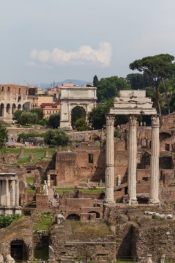 Bina kalıntıları ve antik sütunlar, Roma, İtalya