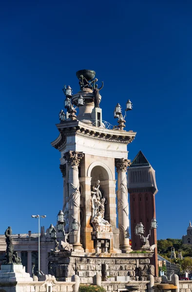 Фонтан Plaza de Espana с Национальным дворцом на заднем плане — стоковое фото