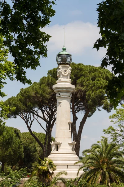 Kleiner leuchtturm zwischen den bäumen in rom, italien — Stockfoto