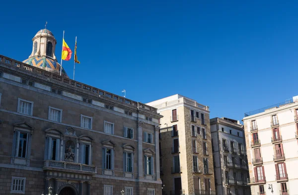 Épületek homlokzatai a nagy építészeti érdekében Barcelona város — Stock Fotó