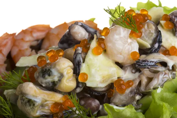 Σαλάτα θαλασσινών με κόκκινο χαβιάρι αβοκάντο — Φωτογραφία Αρχείου