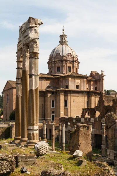 Rakennus rauniot ja muinaiset pylväät Roomassa, Italiassa — kuvapankkivalokuva