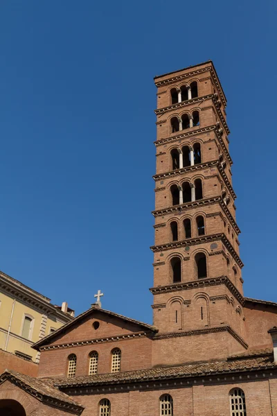 Torre sineira da Basílica dei Santi Giovanni e Paolo em Roma, Itália — Fotografia de Stock