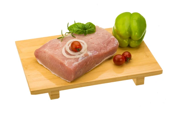 Cerdo crudo con cebolla, albahaca y romero — Foto de Stock