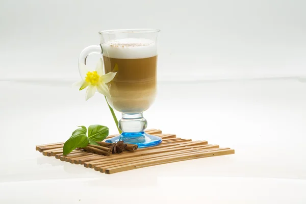 Поздний кофе с цветами, мятой, анисом и корицей — стоковое фото
